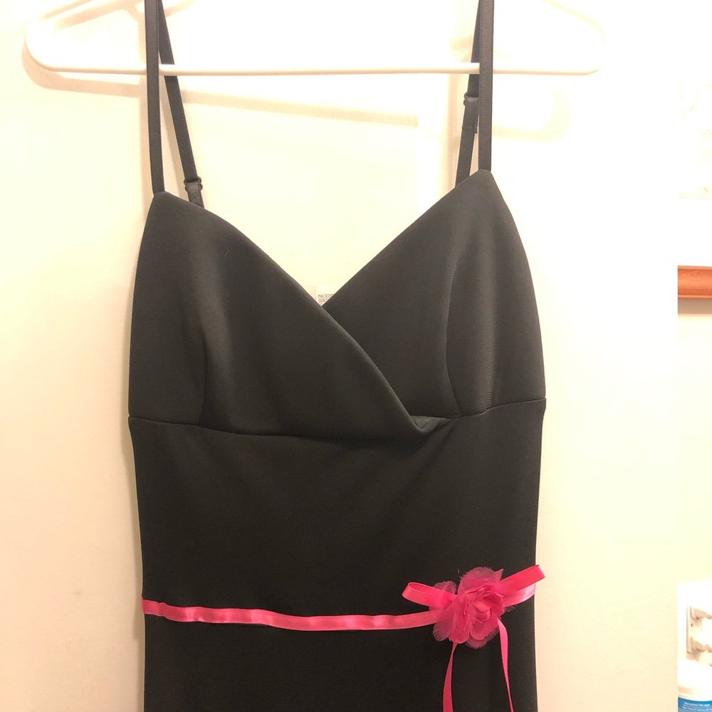 💋Cute Little Black Dress with Pink Flower Detail - Picture 2 of 8